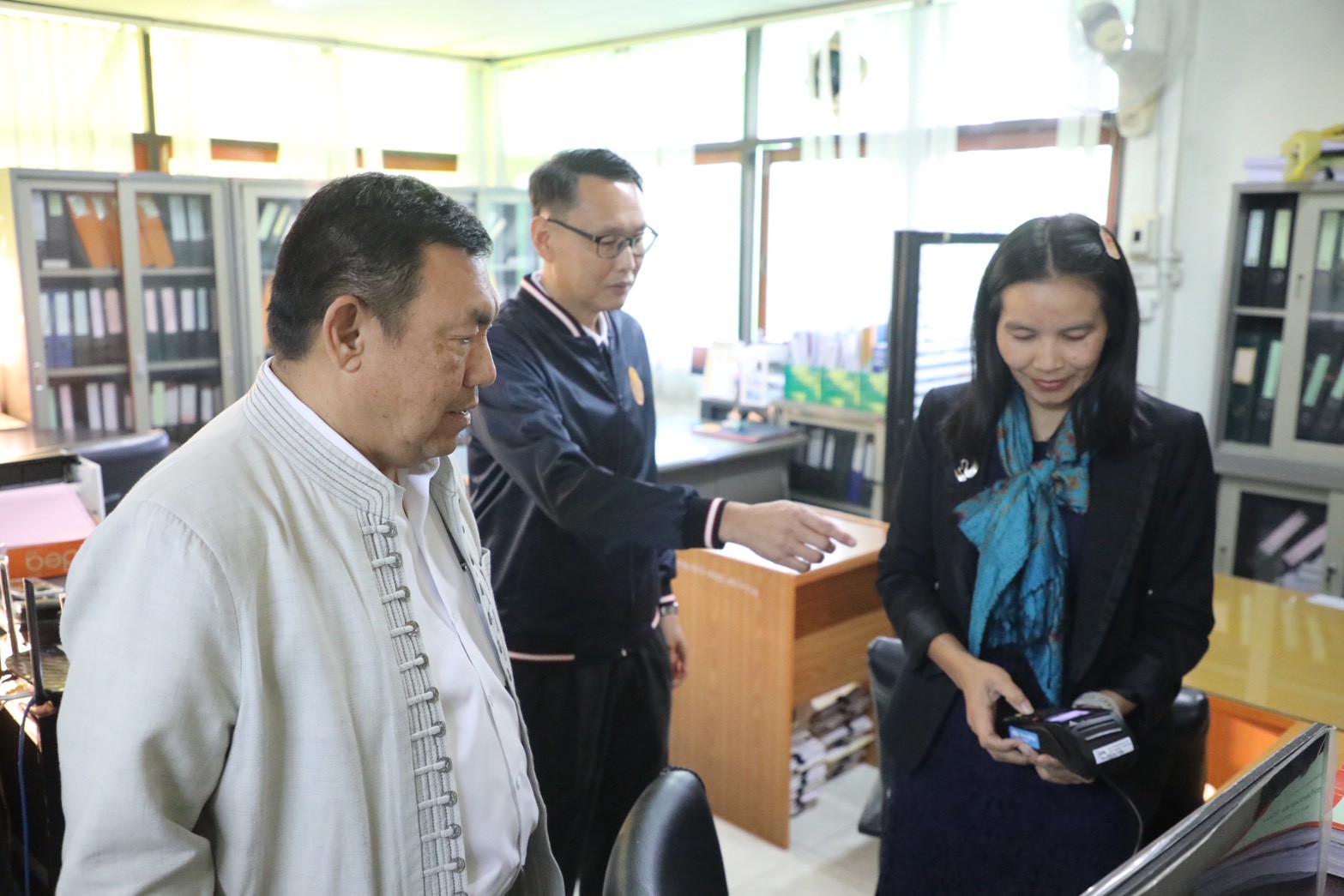 title - เลขาธิการ ส.ป.ก. ตรวจเยี่ยม ส.ป.ก.บุรีรัมย์ ในวาระองคมนตรี เป็นประธานในการเปิดสำนักงานสถานีวิจัยการเกษตรและพัฒนาโครงการหลวงโนนดินแดง ณ จังหวัดบุรีรัมย์